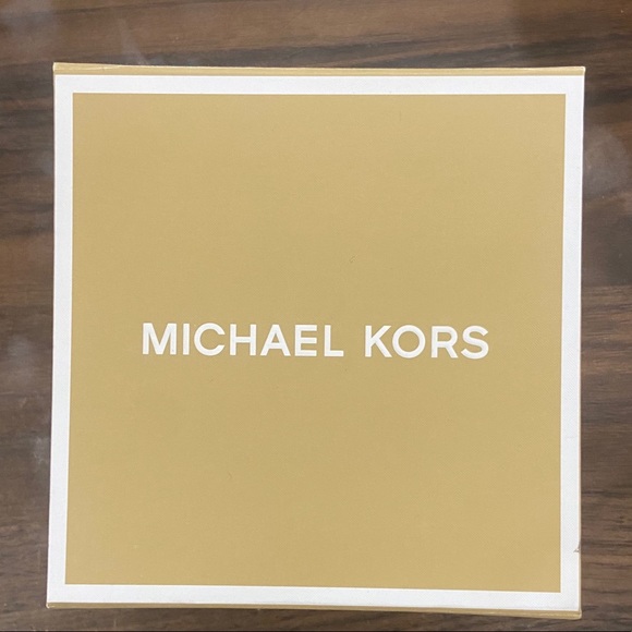 Gold lock Micheal Kors bracelet - Picture 5 of 10